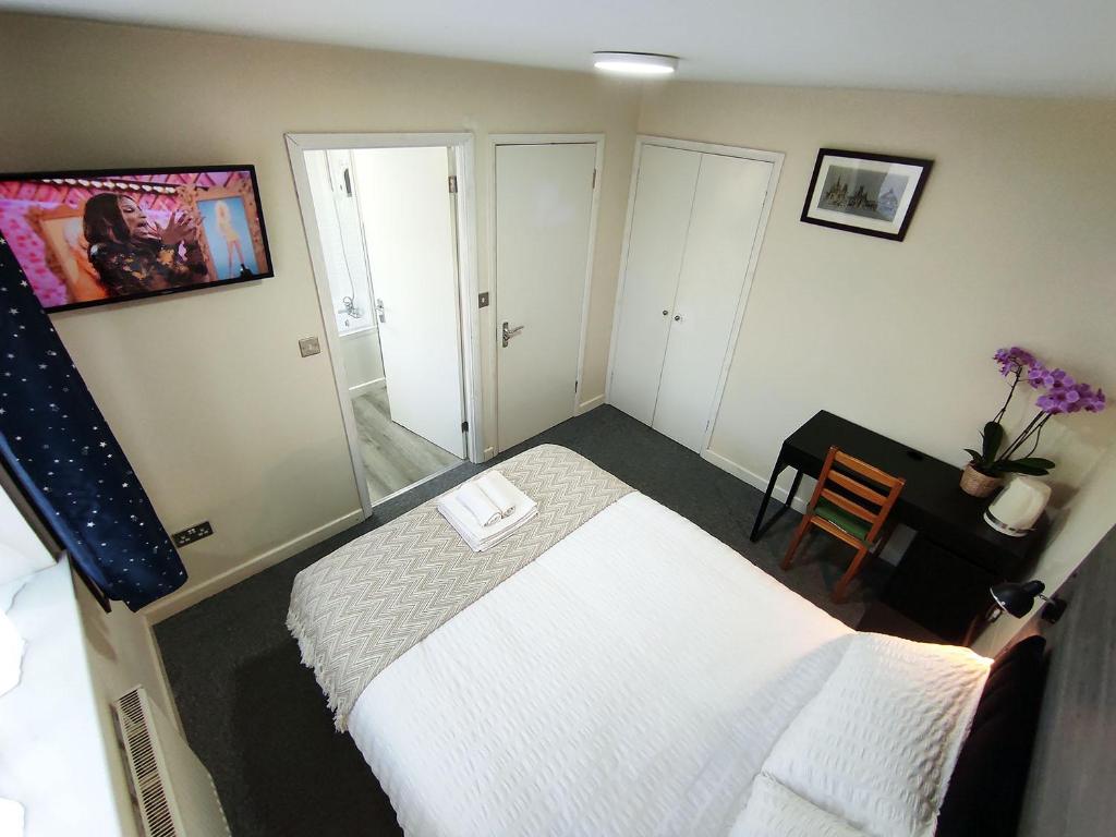ein kleines Schlafzimmer mit einem Bett und einem Schreibtisch in der Unterkunft Osney Willow Studio Flat - Self Contained Studio Flat in Oxford