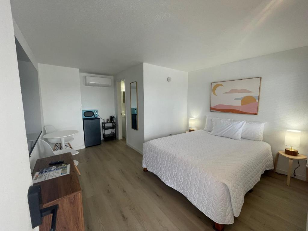 1 dormitorio con 1 cama blanca grande y 2 lámparas en 1 Queen Bed en Lake City
