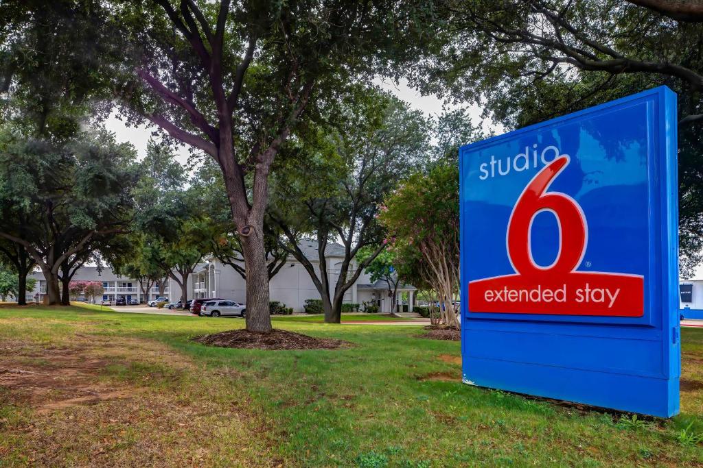 a sign for a building with the extended stay at Studio 6-Arlington, TX - South - Dallas in Arlington