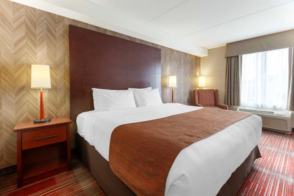Postel nebo postele na pokoji v ubytování Best Western Plus Muskoka Inn