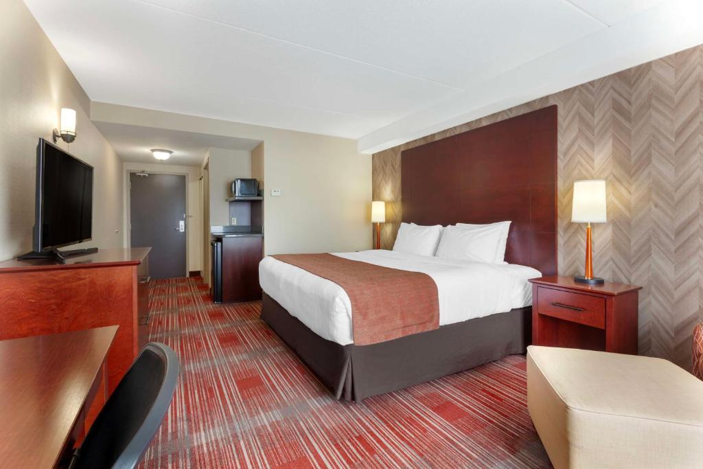 Postel nebo postele na pokoji v ubytování Best Western Plus Muskoka Inn