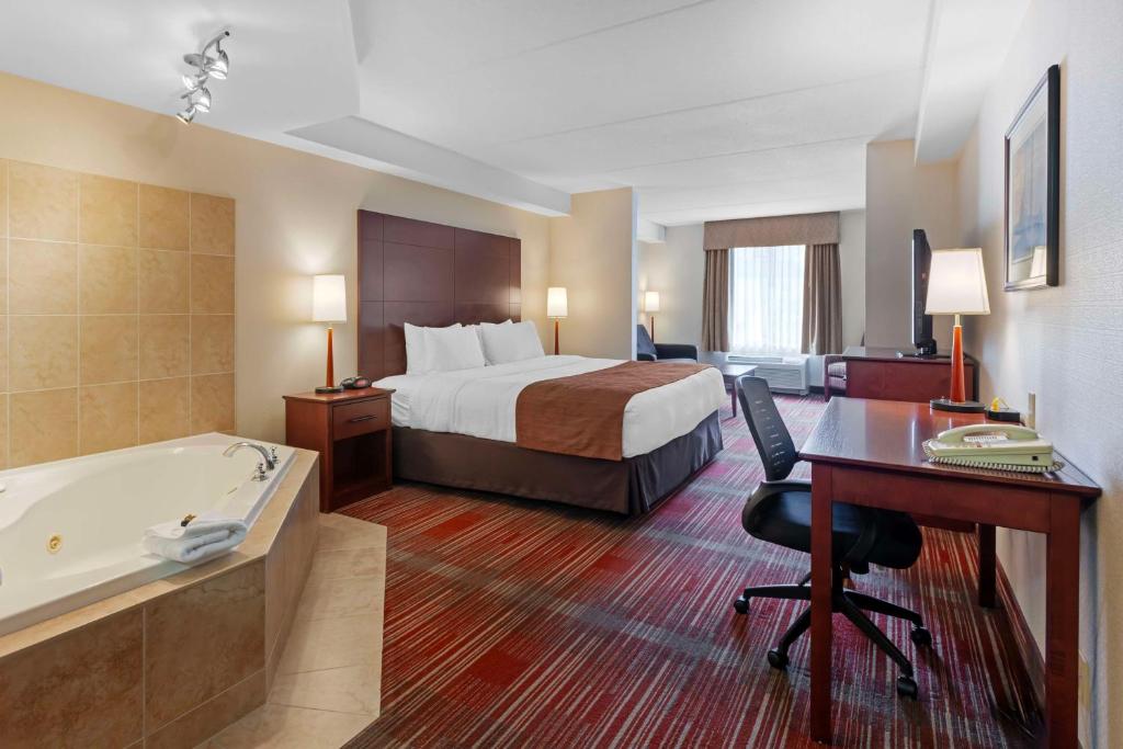 Postel nebo postele na pokoji v ubytování Best Western Plus Muskoka Inn