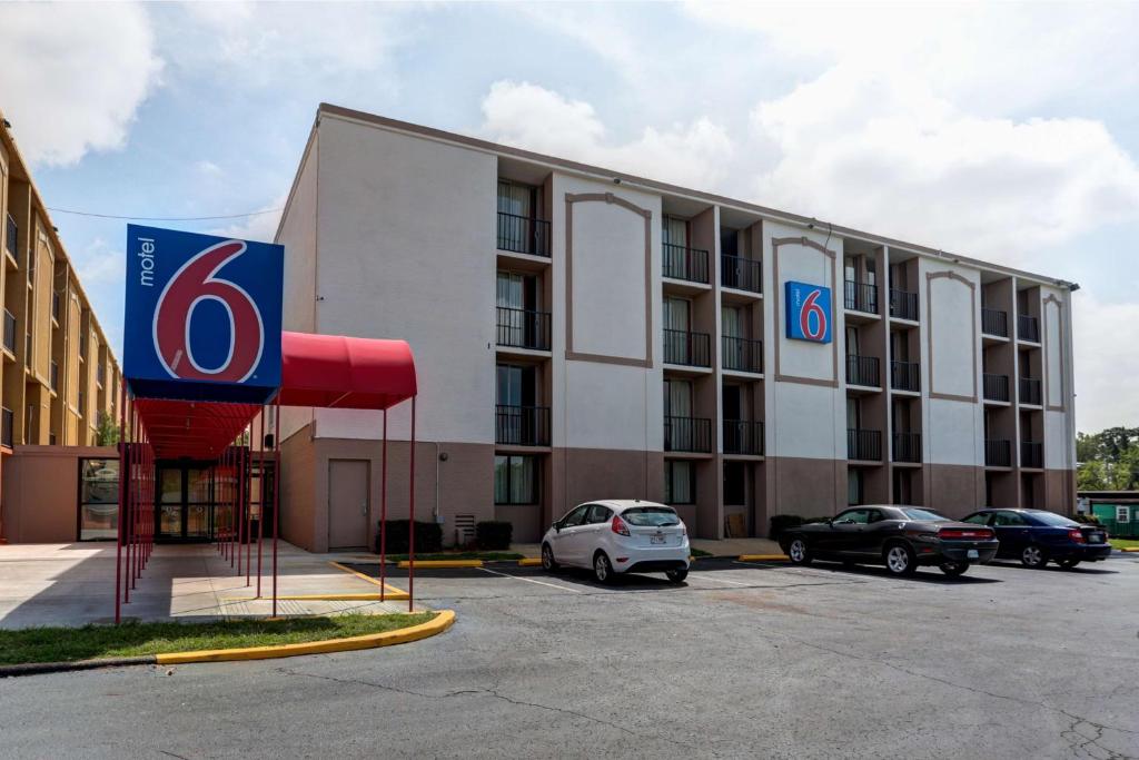 a building with a number six sign in a parking lot at Motel 6 Jackson, TN in Jackson