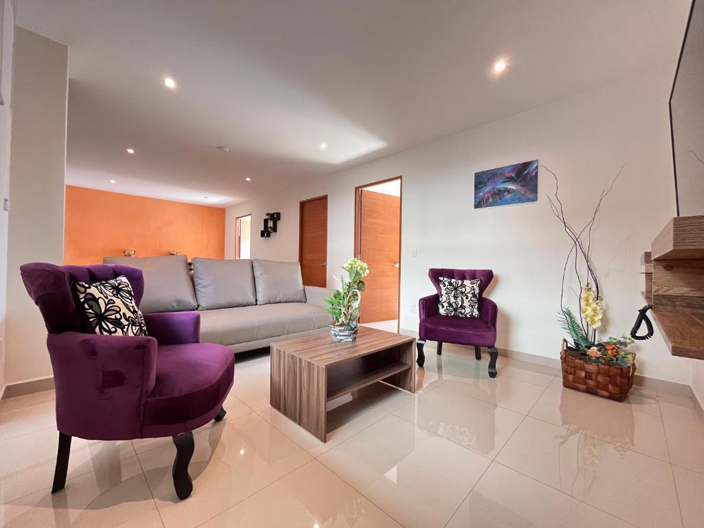 - un salon avec un canapé et deux chaises dans l'établissement Departamento en CDMX, zona norte, à Mexico