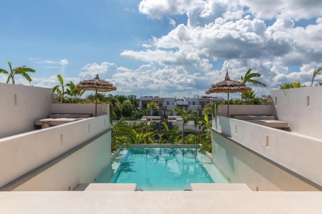 einen Blick vom Balkon eines Resorts mit Pool in der Unterkunft Nãmas Tulum in Tulum