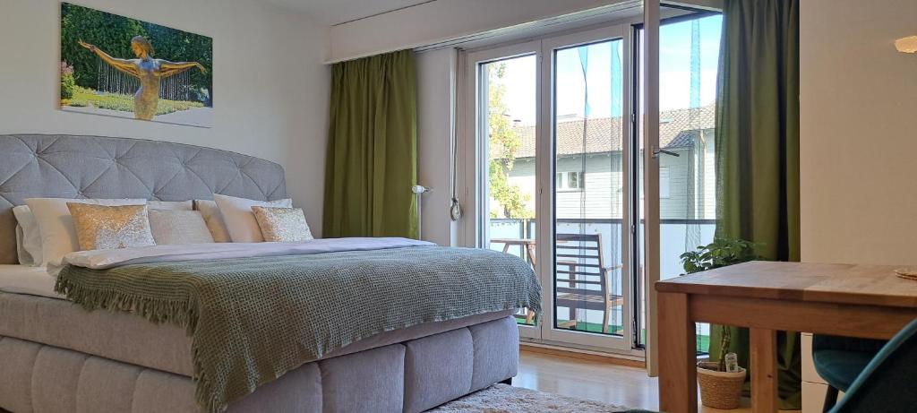 Postel nebo postele na pokoji v ubytování Grünes 1-Zimmer-Appartement
