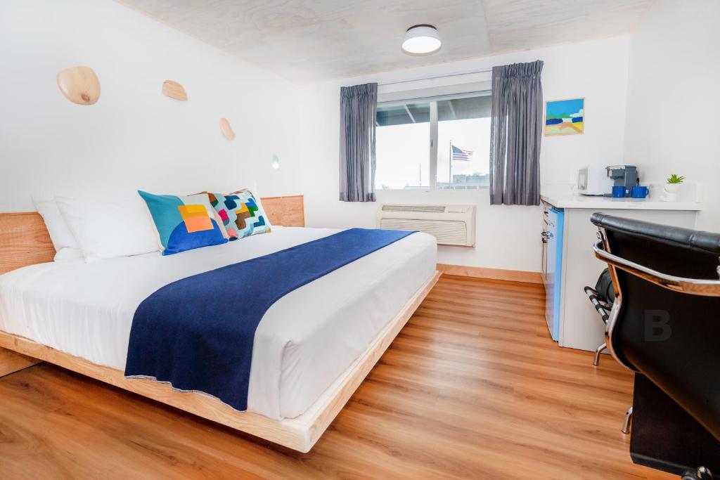 Postel nebo postele na pokoji v ubytování Anacortes Inn