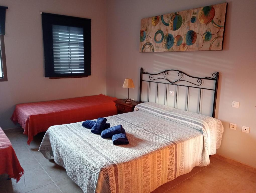 Casa Carmen Dolores في كاليتا دي سيبو: غرفة نوم بسريرين يوجد مناشف على السرير