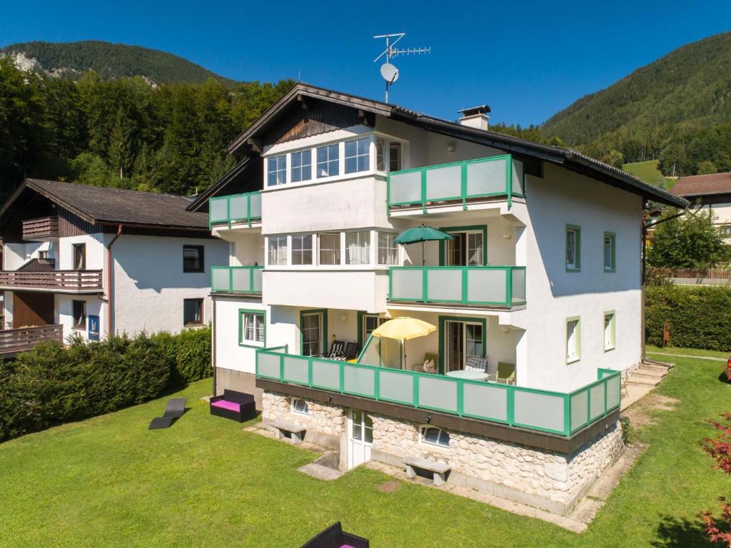 eine Luftansicht auf ein Haus mit grünen Balkonen in der Unterkunft Landhaus Leitzinger OG1 in St. Wolfgang