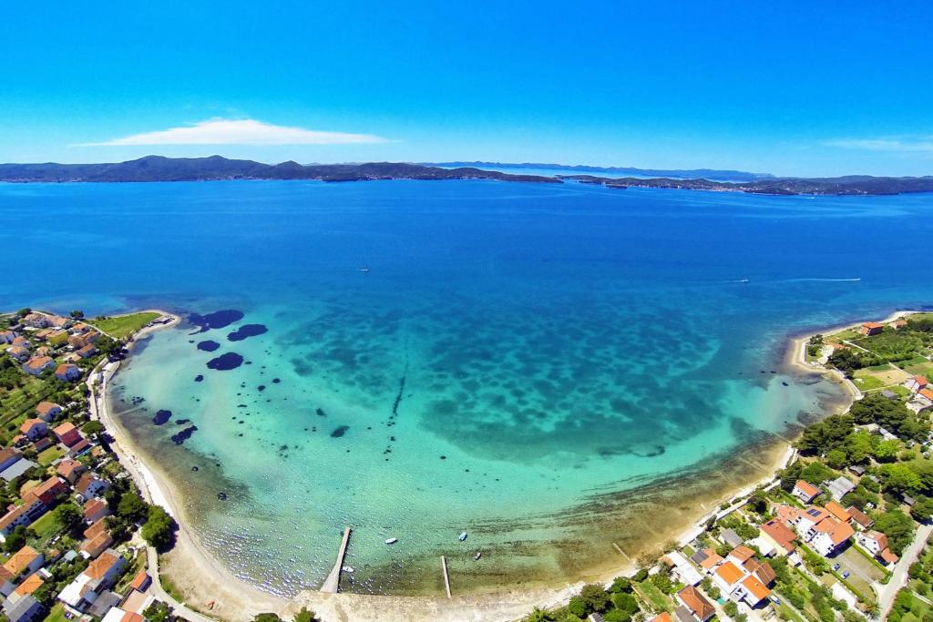 - une vue aérienne sur la plage et l&#39;océan dans l&#39;établissement Apartments by the sea Sukosan, Zadar - 5905, à Sukošan