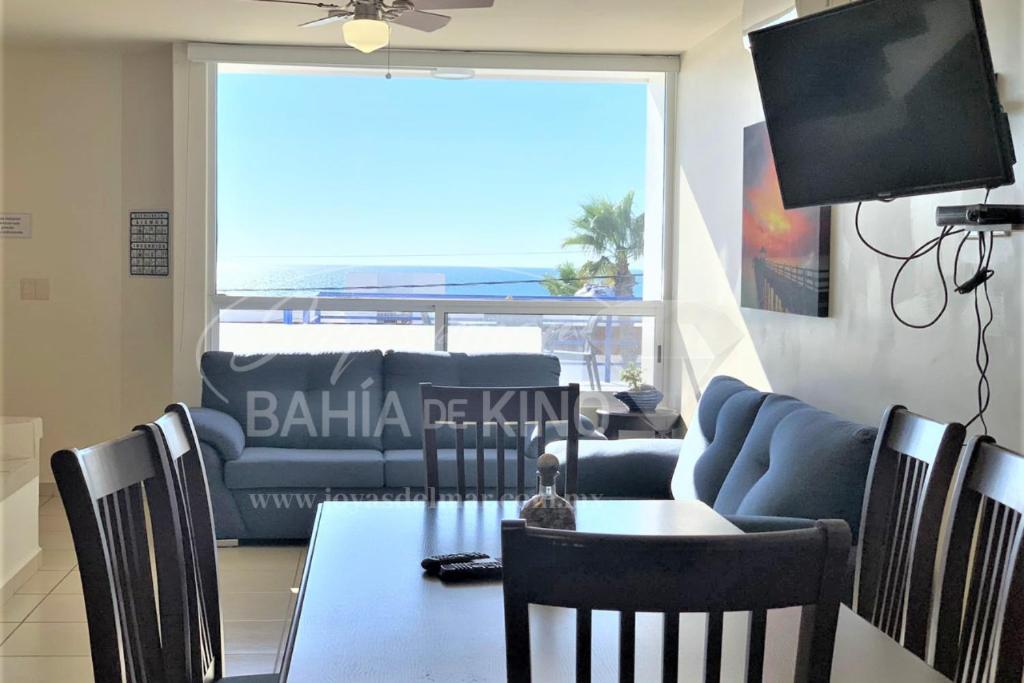 uma sala de jantar com uma mesa e um sofá em Diamante Dos Joyas Del Mar Bahia de Kino em Bahía Kino