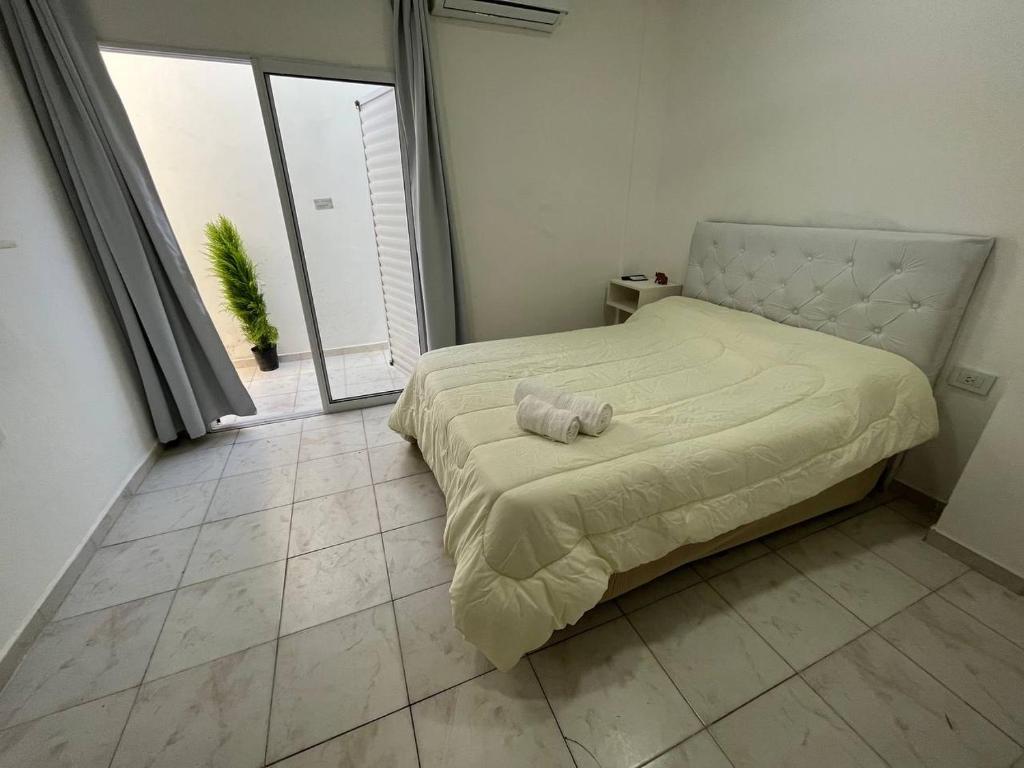 - une chambre avec un lit avec un animal rembourré dans l'établissement Ideal para 4 personas o familia, à Resistencia