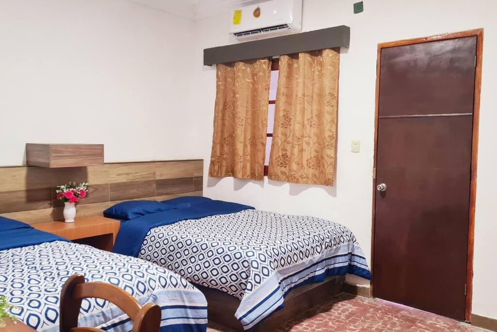 1 dormitorio con 2 camas con sábanas azules y blancas en Alojamiento completo en el centro, en Veracruz