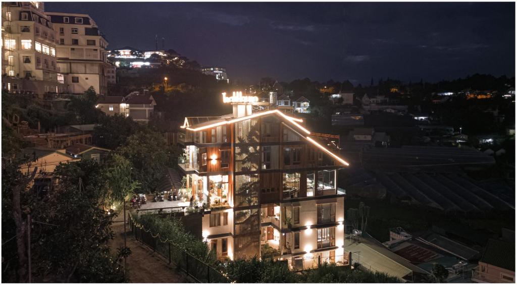 un edificio con luces por la noche en Teakhouse Đà Lạt, en Xuan An