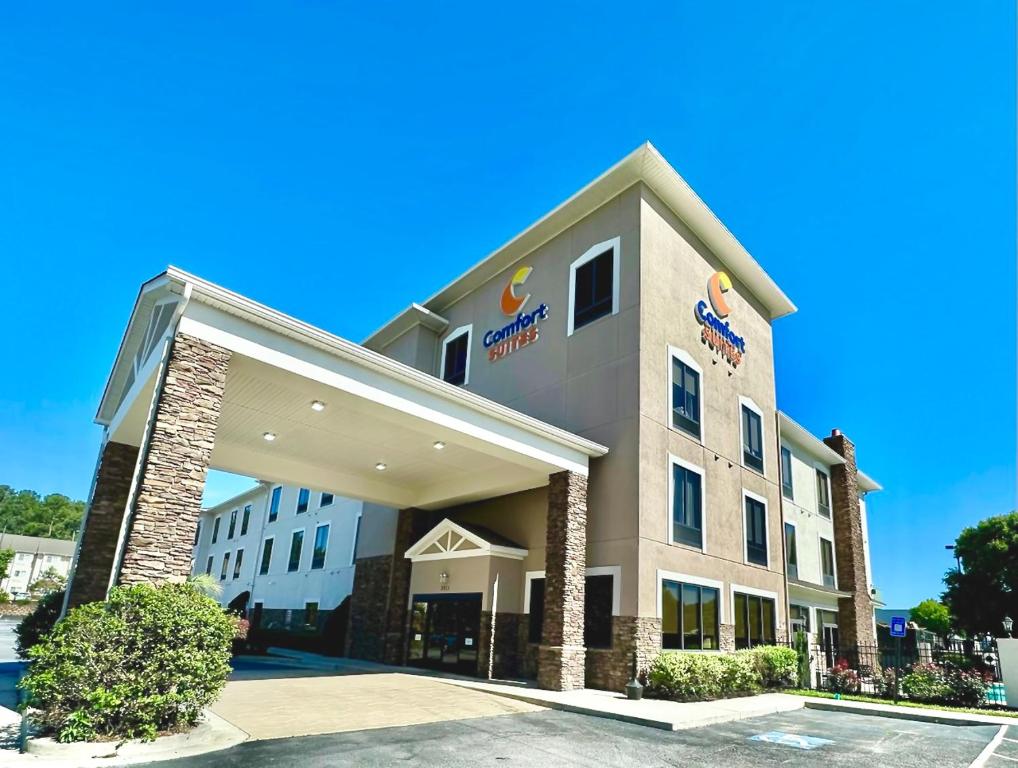 奧古斯塔的住宿－Comfort Suites Augusta Riverwatch，酒店前方的 ⁇ 染