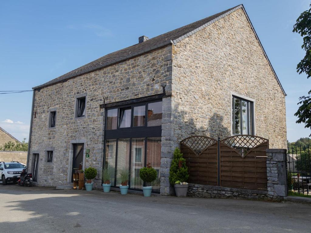 een bakstenen gebouw met een hek ervoor bij Charming cottage in Gimn e in Doische