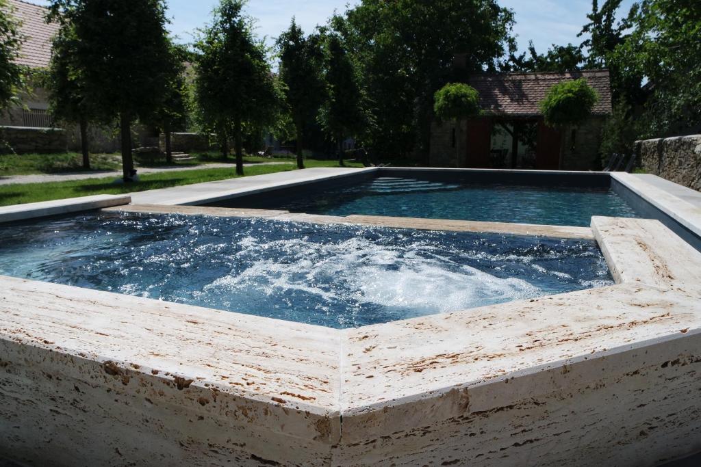 Bazén v ubytování Sárffy House nebo v jeho okolí