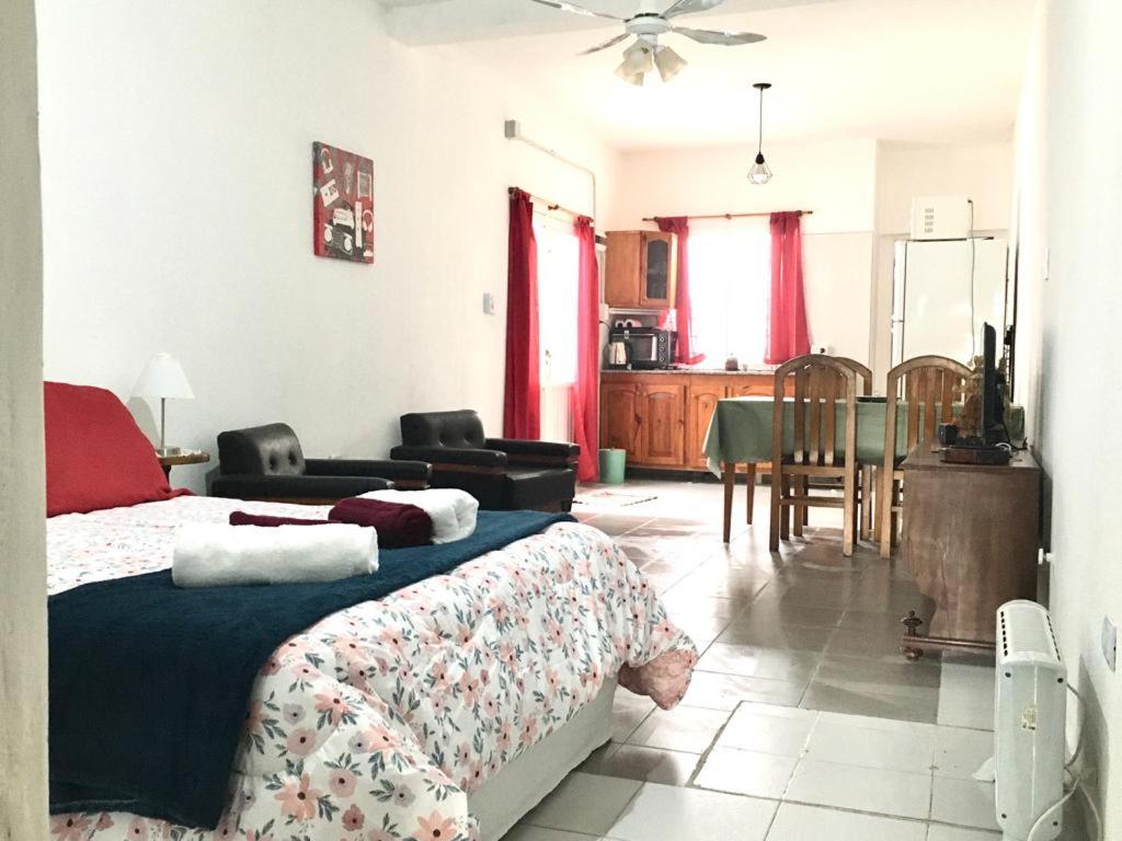 um quarto com uma cama, uma mesa e uma cozinha em SALO&WALTHER em San Martín