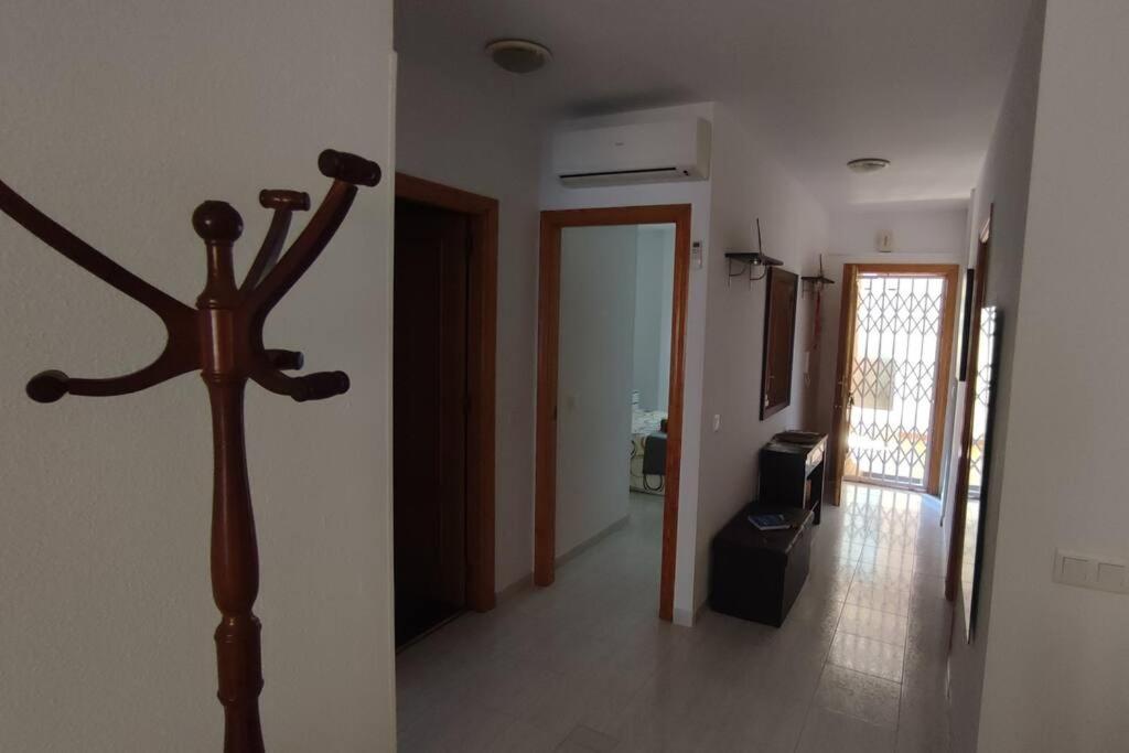 ein Wohnzimmer mit einem Flur mit Holzpfosten in der Unterkunft Apartamento Buenavista Roquetas de Mar in Roquetas de Mar