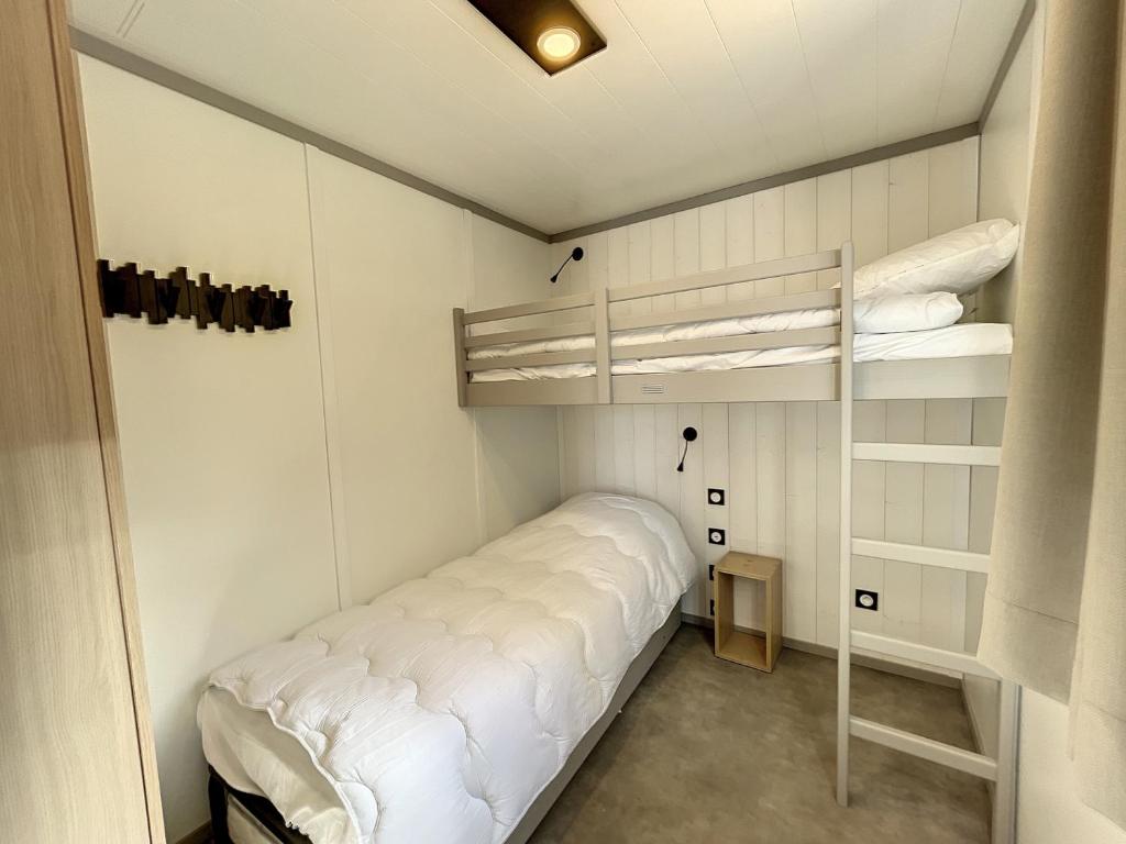 Zdjęcie z galerii obiektu Chalet de standing à Jullouville - Piscine chauffée, près de la plage, 6 couchages, Wi-Fi - FR-1-361-453 w mieście Jullouville-les-Pins