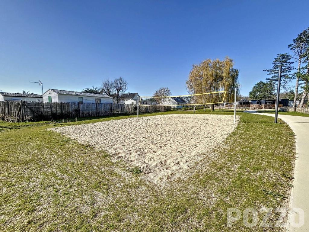 Fotografia z galérie ubytovania Chalet de standing 6 pers - Piscine chauffée - Proche plage - WIFI - Parking - Terrasse privée - FR-1-361-476 v destinácii Jullouville-les-Pins
