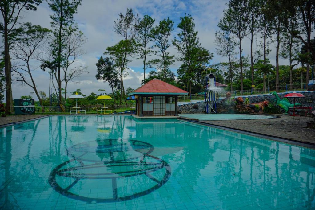 Bazén v ubytování Kebun Teh Wonosari Rollaas Hotel & Resort nebo v jeho okolí