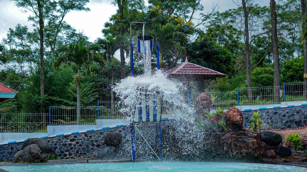 Bazén v ubytování Kebun Teh Wonosari Rollaas Hotel & Resort nebo v jeho okolí