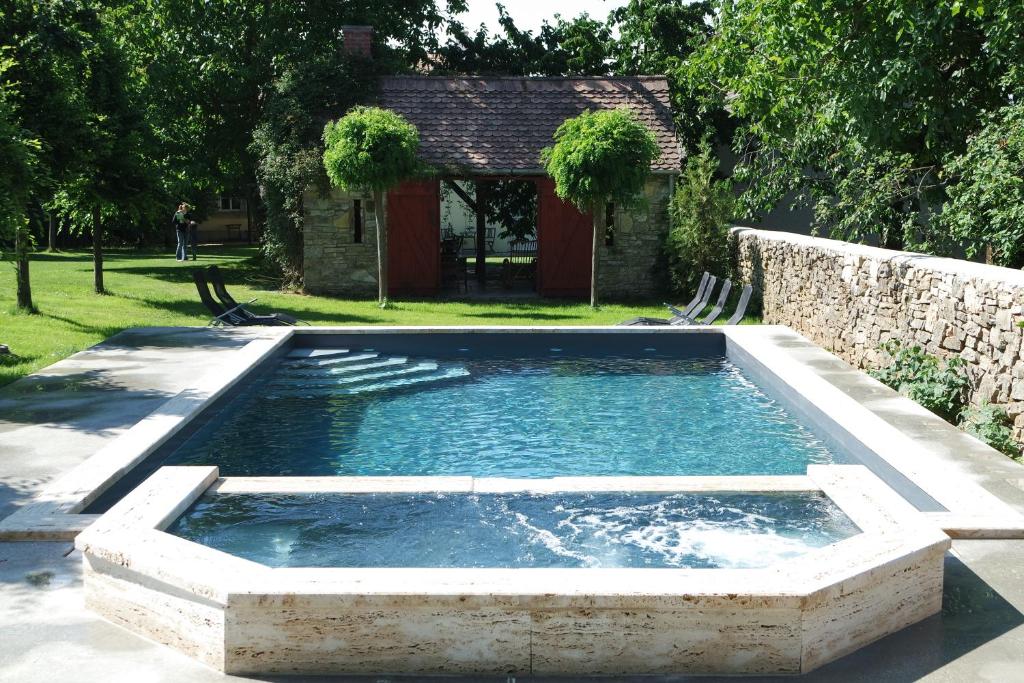 een zwembad in het midden van een tuin bij Sárffy House in Dörgicse