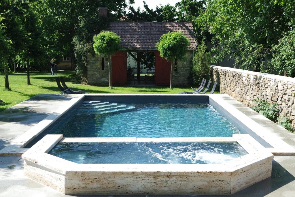 una piscina en medio de un patio en Sárffy House, en Dörgicse