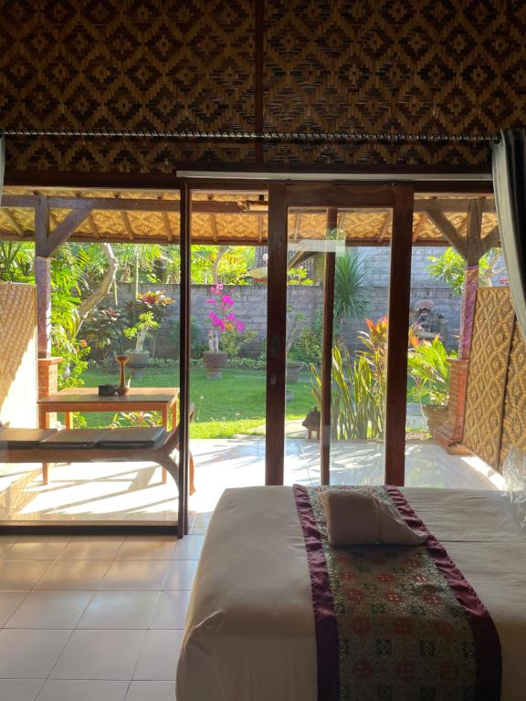 Postel nebo postele na pokoji v ubytování Tebu menjangan homestay