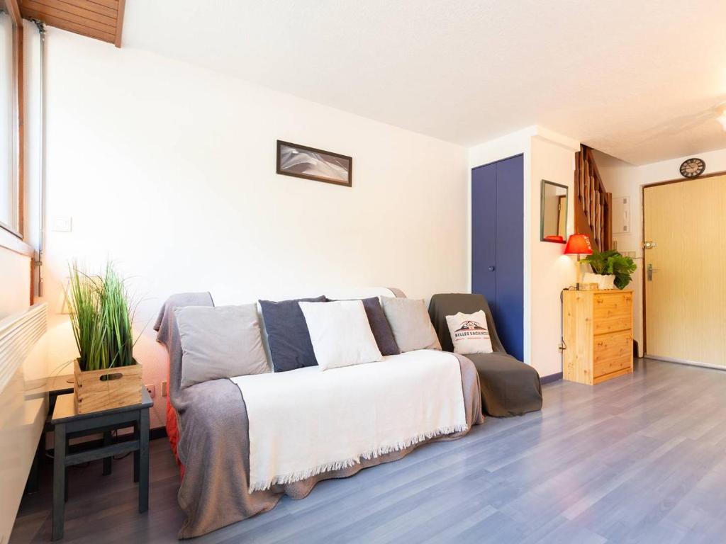 ein Schlafzimmer mit einem Bett und einem Tisch in einem Zimmer in der Unterkunft Appartement Saint-Lary-Soulan, 2 pièces, 4 personnes - FR-1-296-479 in Saint-Lary-Soulan