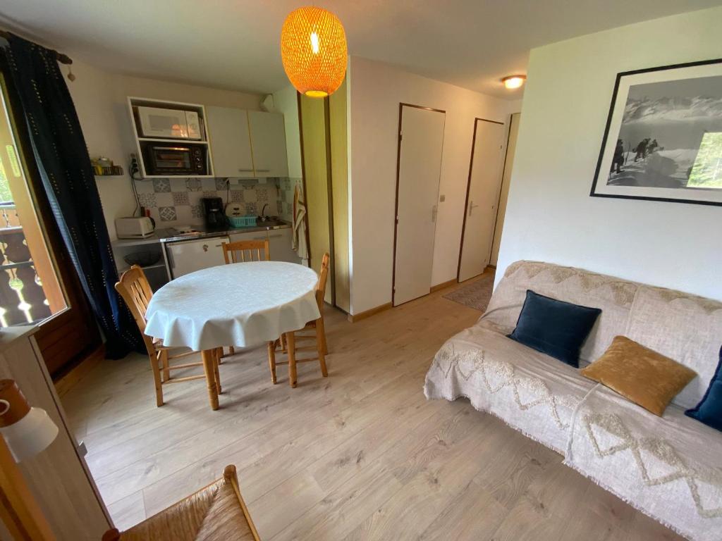 Gallery image of Studio au calme avec balcon, parking couvert et kitchenette équipée! - FR-1-692-90 in Abondance