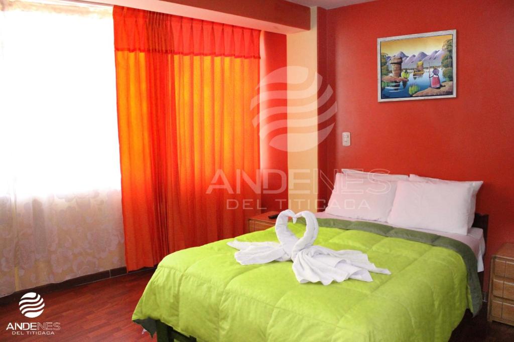Un dormitorio con una cama con una toalla. en ANDENES DEL TITICACA, en Puno