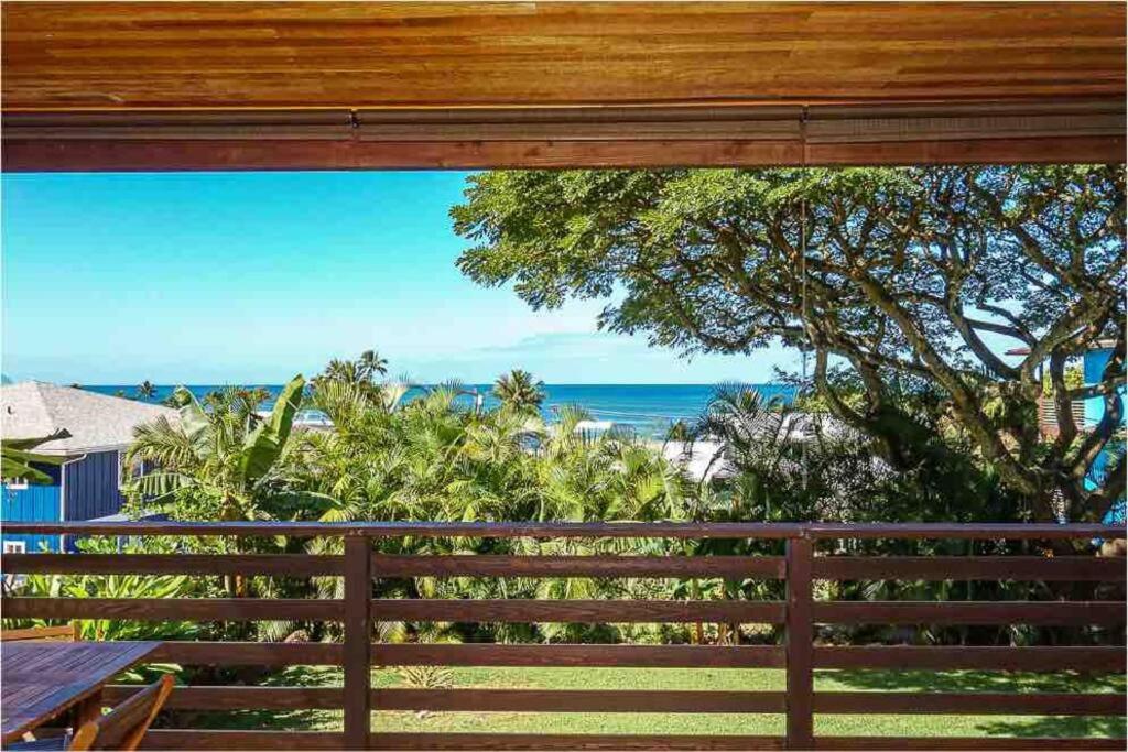 uma vista para o oceano a partir da varanda de uma casa em Walk Minutes to beach/Ocean views/with AC/Waimea Bay em Haleiwa