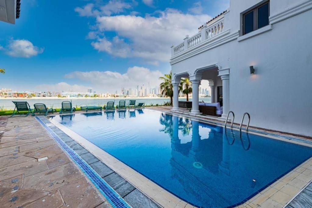 Bazén v ubytování Contemporary Spanish Style Beachfront Villa In Palm Jumeirah nebo v jeho okolí