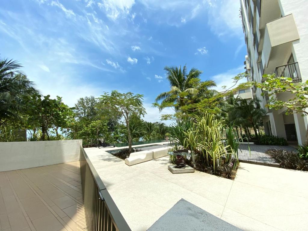 Κήπος έξω από το By The Sea Ground Floor with Pool Facing 3A