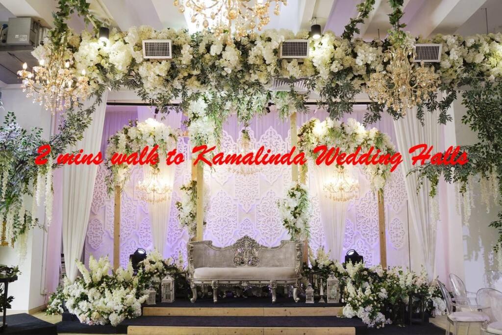 un altar de boda con un banco y flores en Tasteful Timeless Paradise Eternity Wedding 住进幸福里～, en Shah Alam