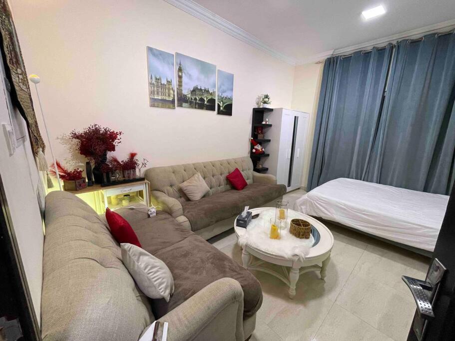 Posezení v ubytování Lovely rental studio in Sharjah near to beach