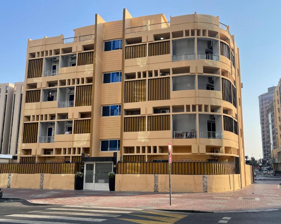 ein hohes Gebäude in einer Stadtstraße mit einer Straße in der Unterkunft Budgeted vacation Homes Rental LLC in Dubai