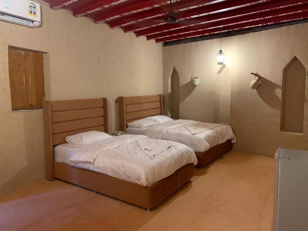 Postel nebo postele na pokoji v ubytování بيت نُزل السلام التراثي Bait Salam Inn