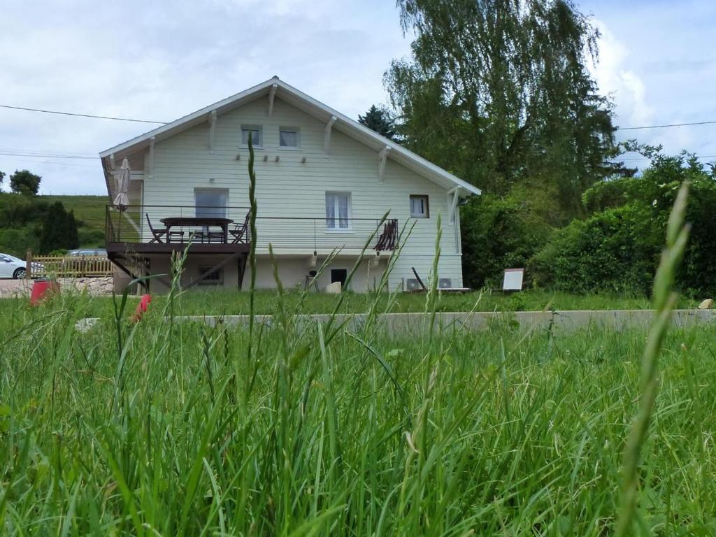 ein weißes Haus mit einem hohen Gras in der Unterkunft Gîte Abrest, 5 pièces, 8 personnes - FR-1-489-386 in Abrest