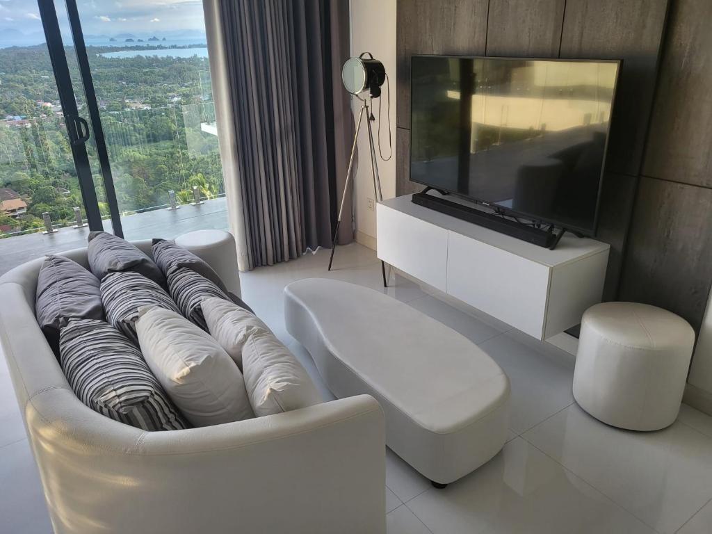TV a/nebo společenská místnost v ubytování Balcony on the sea