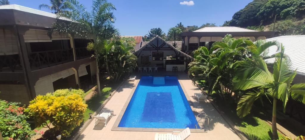an overhead view of a swimming pool in a house at Résidence Kambana in Nosy Be