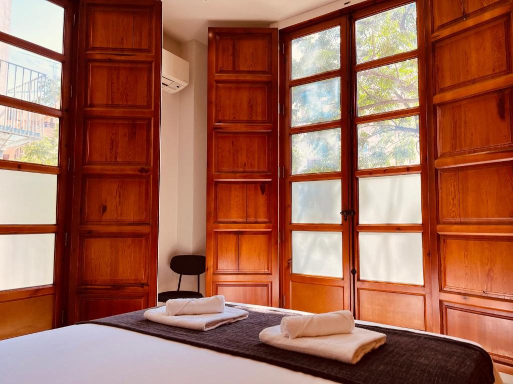 - une chambre avec un lit et 2 serviettes dans l'établissement Mercado Central Apartments, à Valence