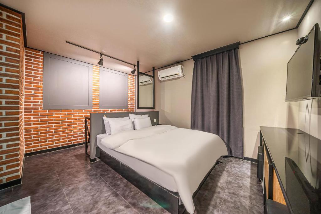 Postel nebo postele na pokoji v ubytování HOTEL STAY AYANA DAEJEON