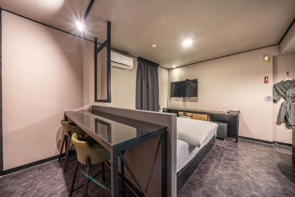 TV a/nebo společenská místnost v ubytování HOTEL STAY AYANA DAEJEON
