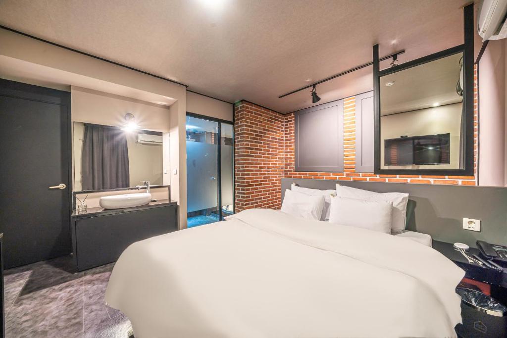 Postel nebo postele na pokoji v ubytování HOTEL STAY AYANA DAEJEON