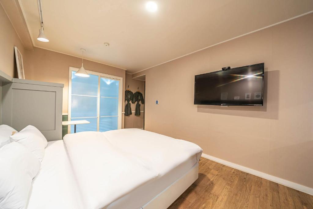 TV a/nebo společenská místnost v ubytování HOTEL STAY AYANA DAEJEON