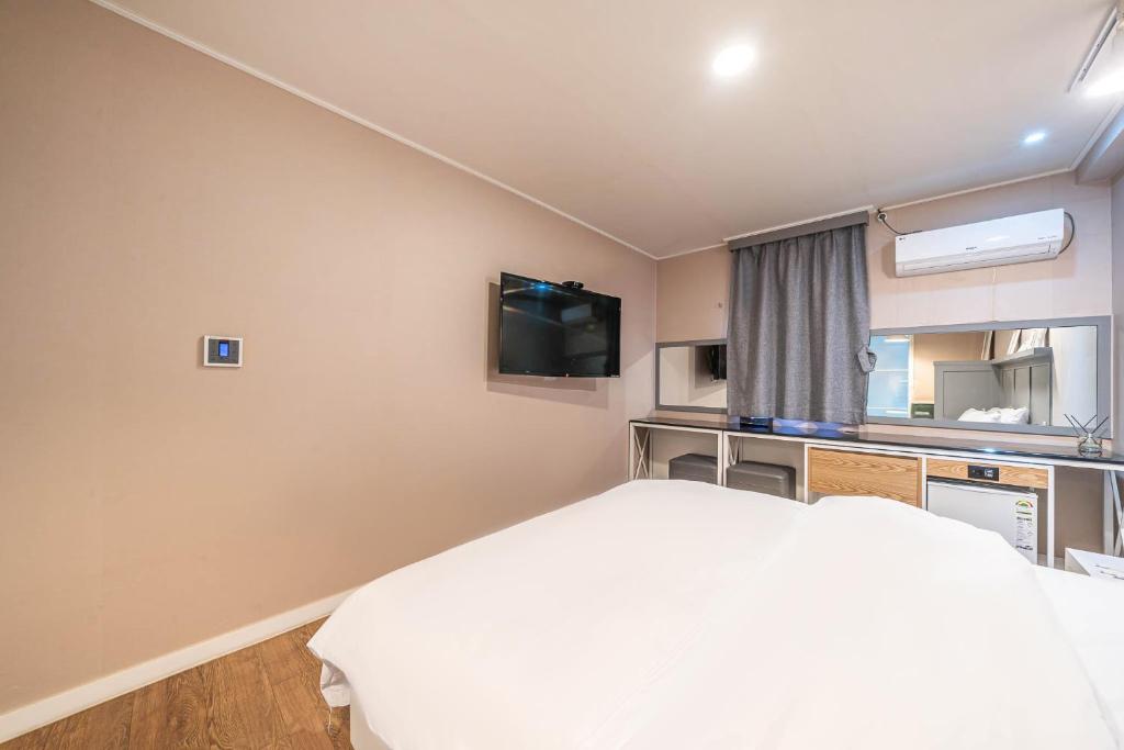 TV a/nebo společenská místnost v ubytování HOTEL STAY AYANA DAEJEON