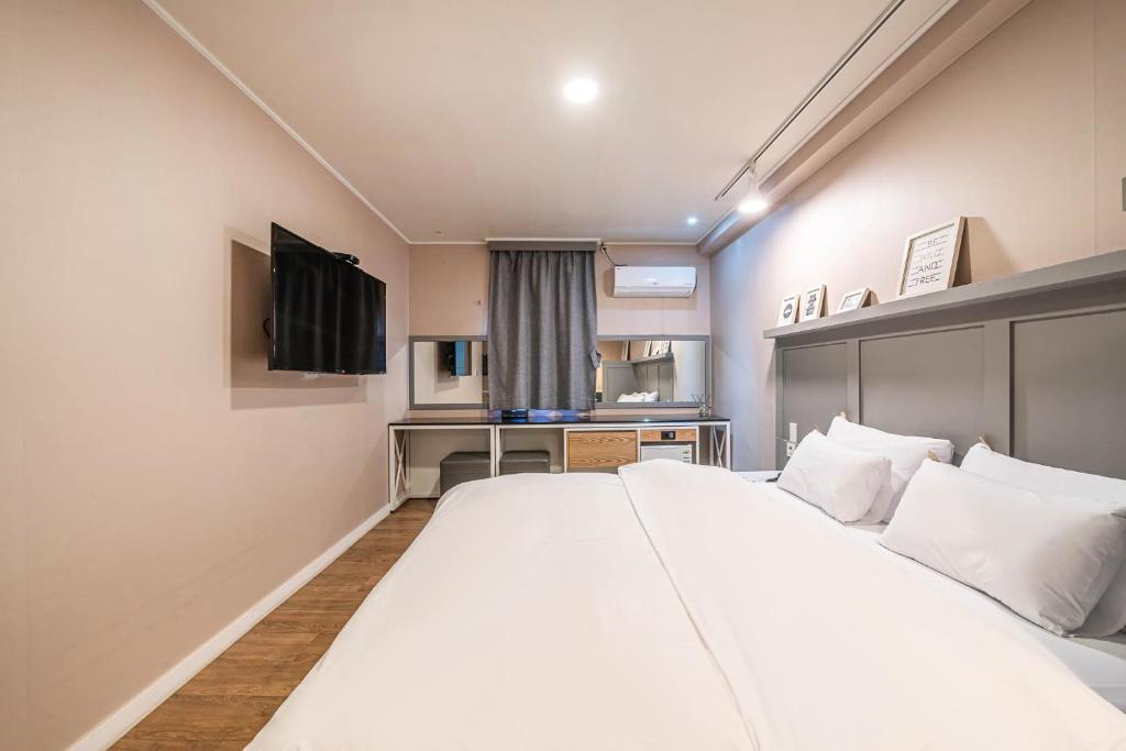 Postel nebo postele na pokoji v ubytování HOTEL STAY AYANA DAEJEON